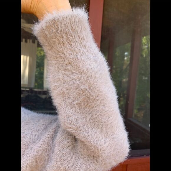 Aritzia light grey fuzzy long-sleeved sweater, great shape, no tags, Small - Picture 4 of 7